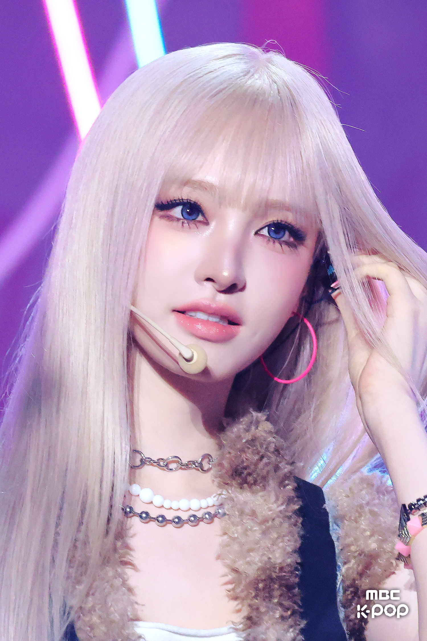 Liz — 260214 Liz “BANG BANG” at MBC Music Core HQ Photos | kpopping