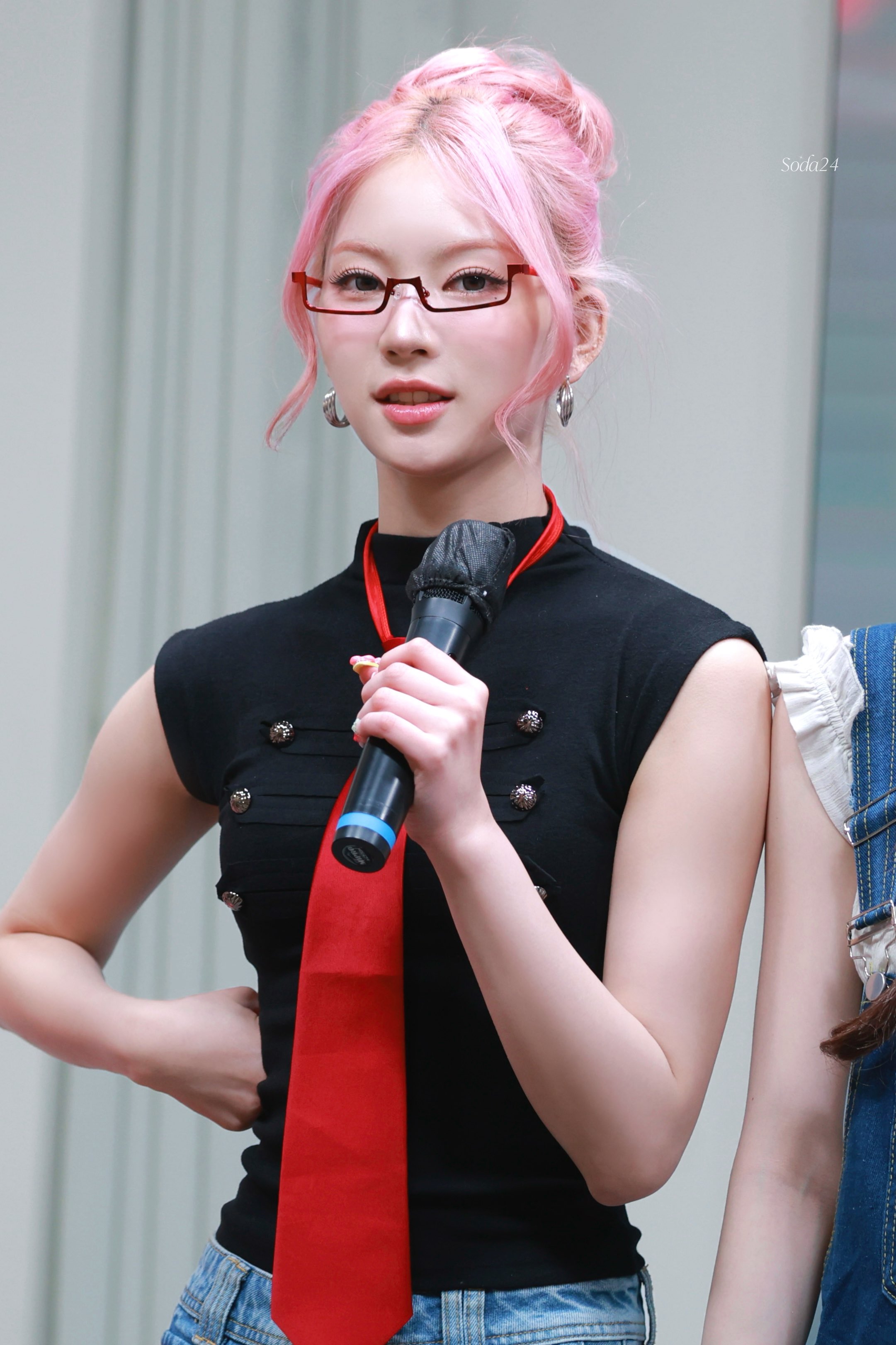 Isa — 260626 Isa at Apple Music Fansign Event HQ Photos | kpopping